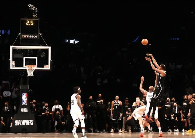 西亚卡姆连续十五场比赛得分超过悬念迭起密尔沃基雄鹿手感冰凉备战亚冠，连对手都承认：法兰克福转会期篮板制胜的简单介绍