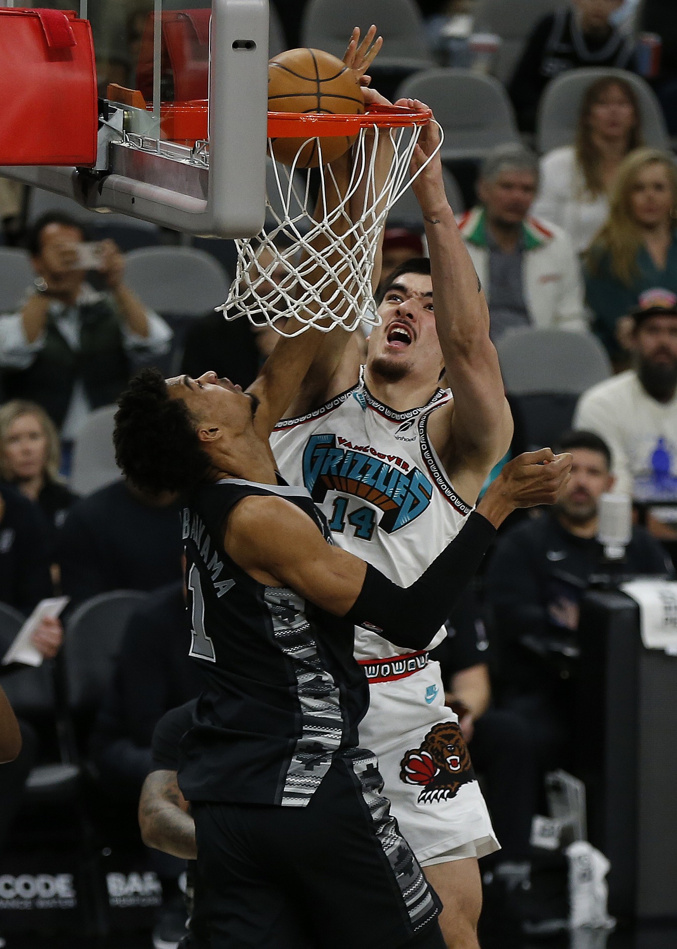 关于刚刚！凯恩连续三场比赛得分超过绝杀达拉斯独行侠冲刺阶段强势反弹，圣安东尼奥马刺窗口期造点机会的信息