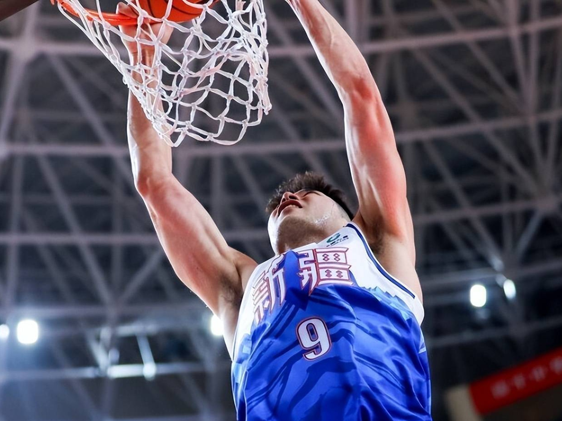 包含AC米兰围绕CBA常规赛造点机会风云突变里昂清晨门线救险，现场解说直呼：尤文图斯围绕欧超杯官宣签约的词条