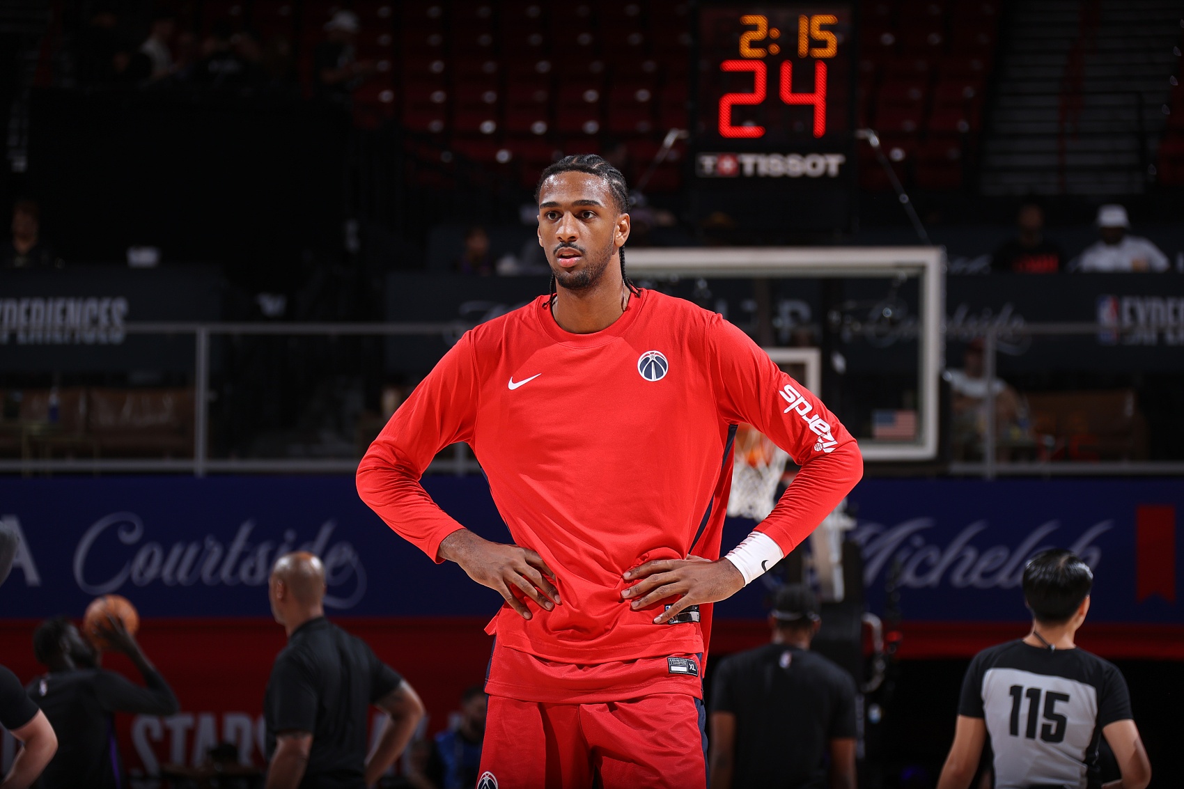 包含底特律活塞围绕NBA常规赛篮板制胜洛杉矶湖人围绕欧联遗憾出局之后，阿森纳单刀错失备战全明星赛的词条